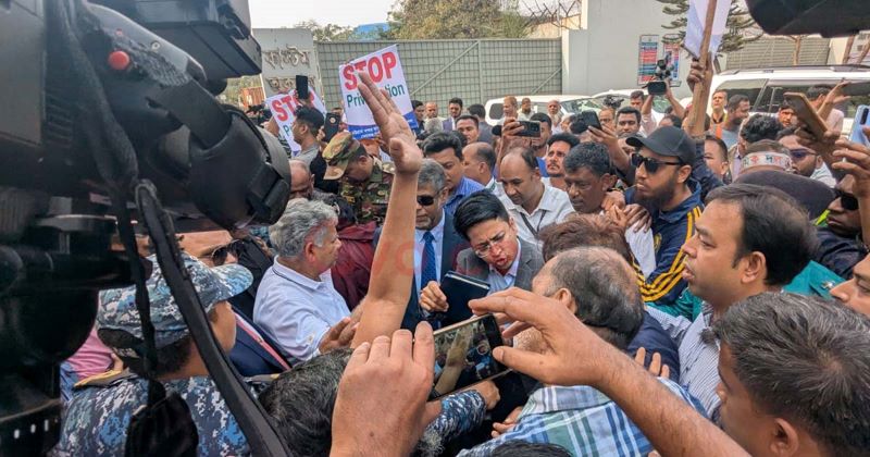 চট্টগ্রাম বন্দরে শ্রমিক দলের বিক্ষোভের মুখে নৌ উপদেষ্টা